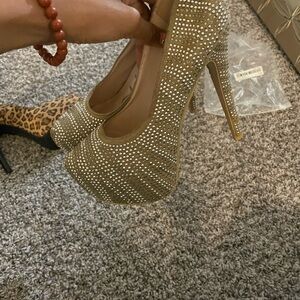Nude pumps size 8